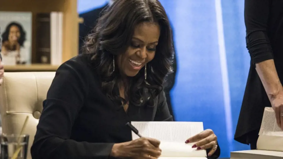 Michelle Obamová podepisuje své memoáry.