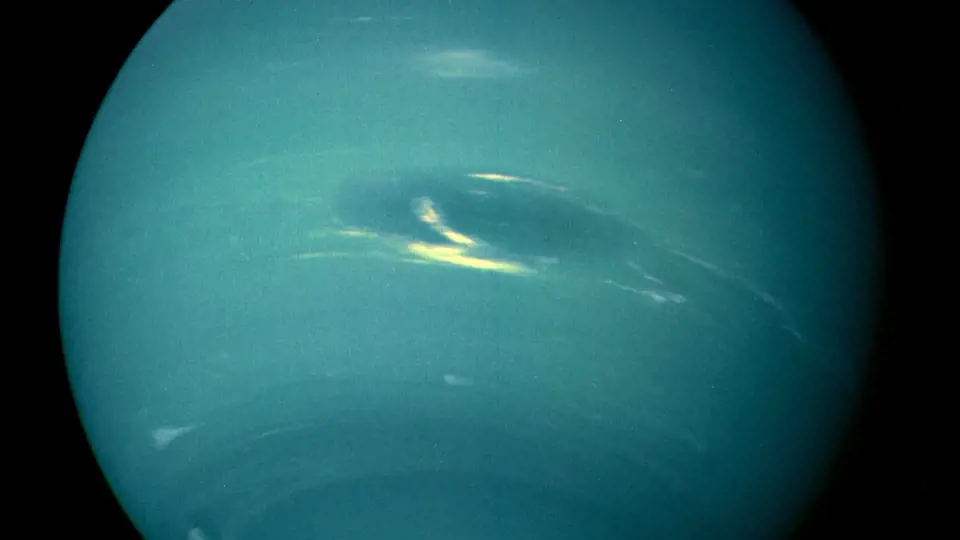 Portrét planety Neptun pořídila sonda Voyager 2 v roce 1990. Očekává se, že spojení se sondou bude zachováno až do roku 2025.