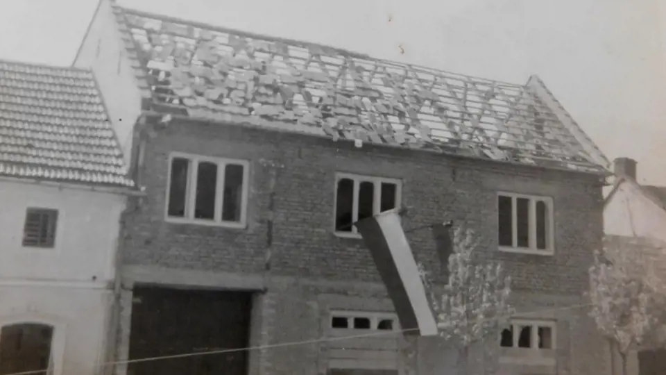 Dům rodiny Švédovi v Pivíně po zásahu bombou a po osvobození v květnu 1945
