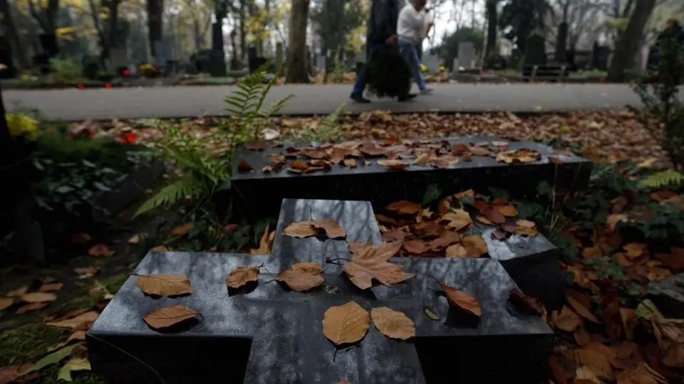 Na Olšanském hřbitově vzpomínali lidé na své blízké a známé zesnulé.