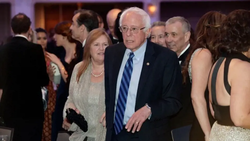 Prezidentský kandidát Bernie Sanders se stal terčem Obamových vtipů. Na snímku s maželkou Jane.