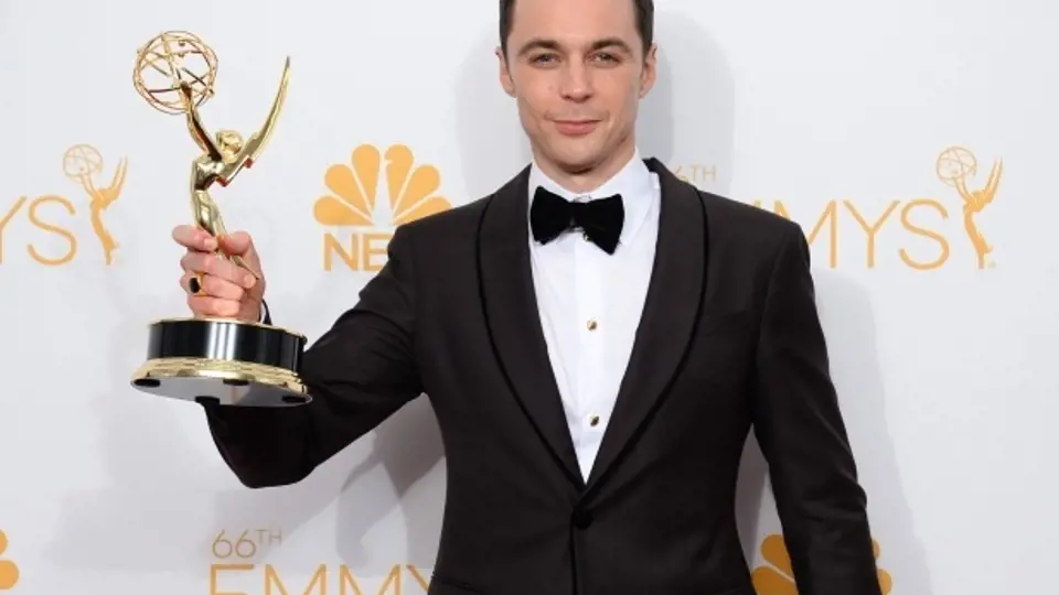 Jim Parsons získal za roli geniálního vědce Sheldona Coopera v seriálu Teorie velkého třesku svou čtvrtou televizní cenu Emmy v kategorii nejlepší herec komediální seriálu.