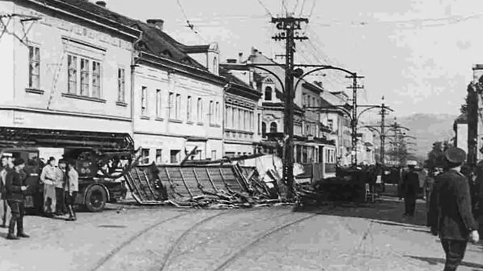  Historické snímky zachycují situaci po tramvajovém neštěstí na Bukově z 13. července 1947
