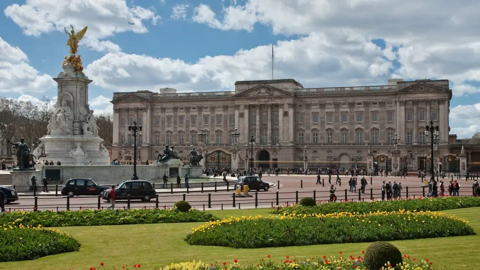 Buckinghamský palác, na který Němci v roce 1940 shodili pět bomb. Stalo se tak, jak jinak, během pátku třináctého.