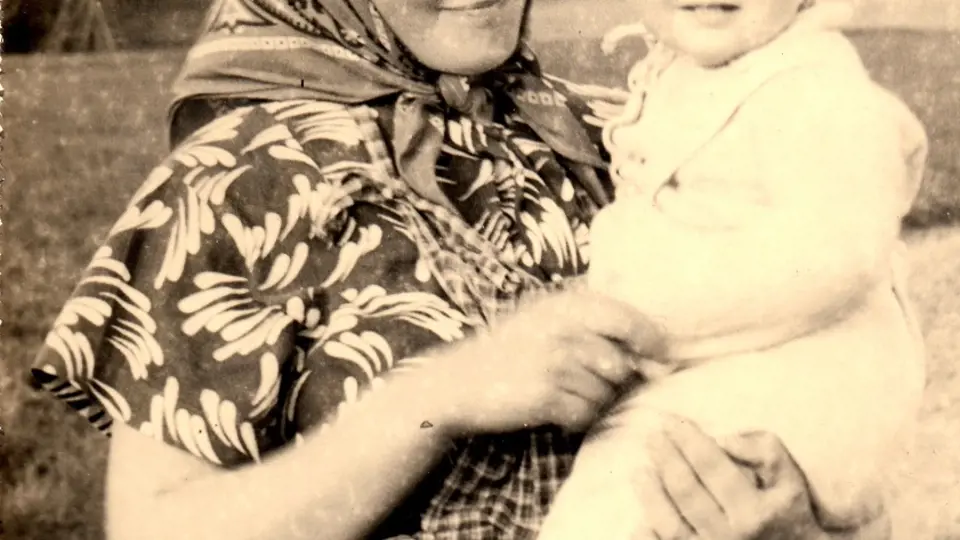 Manželka Jana Sedláčka Marie s dcerou Pavlou / 1958