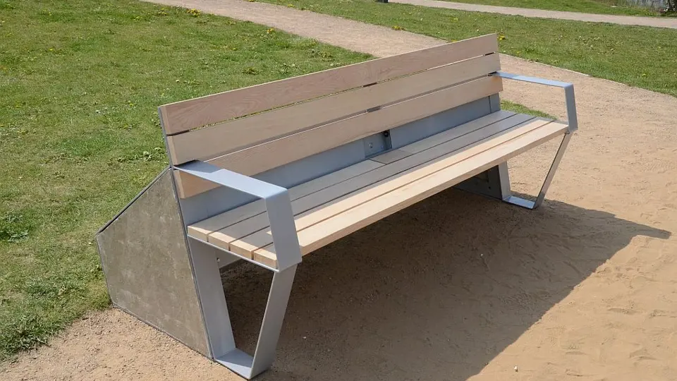 Chytrá lavička CapaSitty v litoměřickém parku