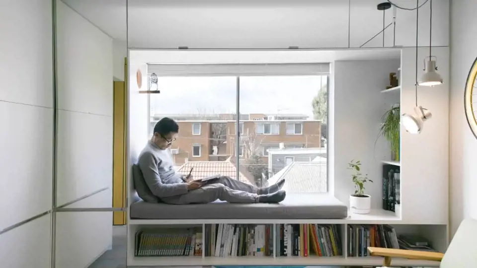 Široký okenní parapet slouží jako místo k relaxaci