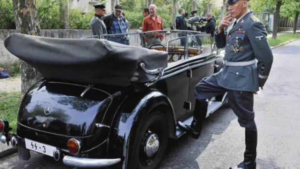 Filmový Heydrich, herec Detlef Bothe, vedle limuzíny – pauza při natáčení Anthropoidu