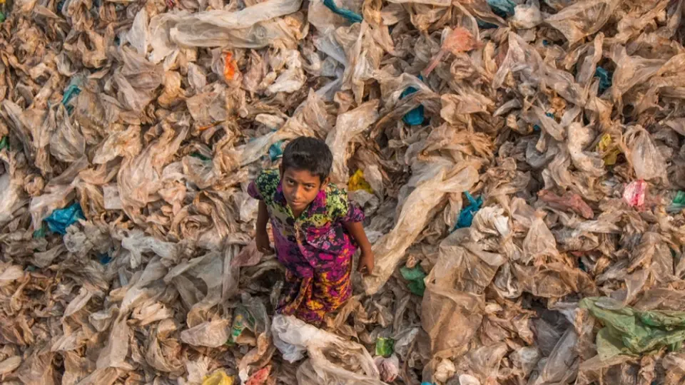 Chlapec mezi odpadky na skládce v Dháce