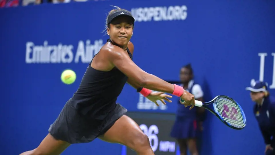 Kontroverzní finále US Open mezi Serenou Williamsovou a Naomi Ósakaovou ovládla po setech 6:2 a 6:4 dvacetiletá Japonka.