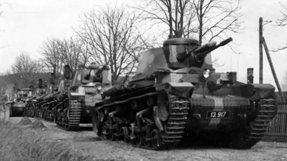 Kolona lehkých tanků, které používala československá armáda