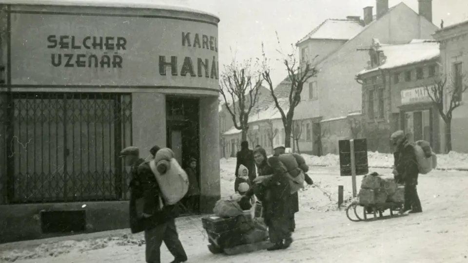 Odchod uherskobrodských Židů k určenému shromaždišti v budově reálného gymnázia, foto Vilibald Růžička 27. 1. 1943