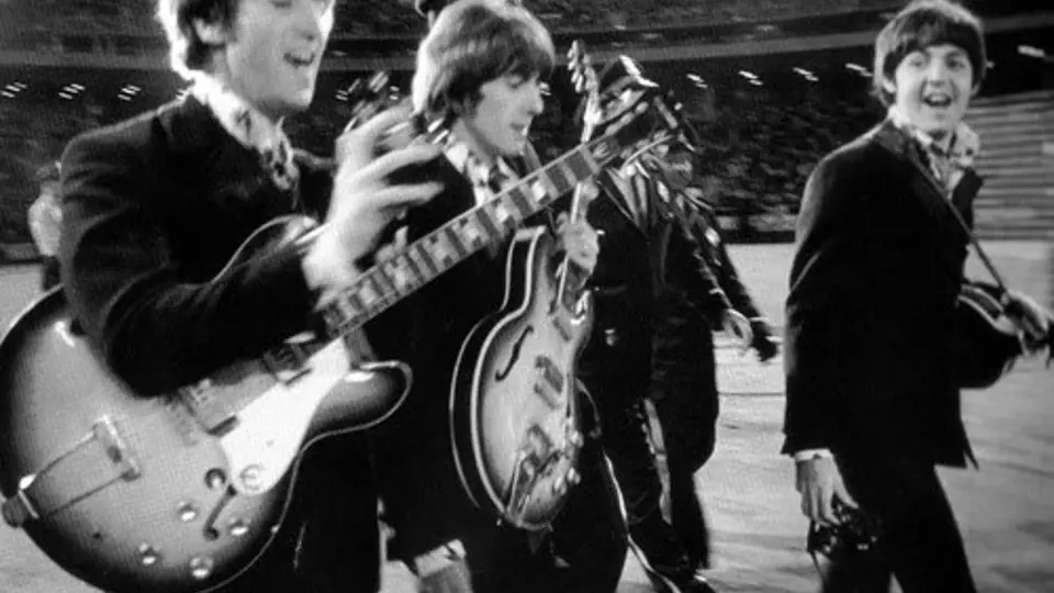 The Beatles přicházejí na pódium při svém poslendím koncertu v San Franciscu v roce 1966.