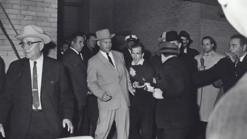 Jack Ruby střílí na Leeho Harveyho Oswalda