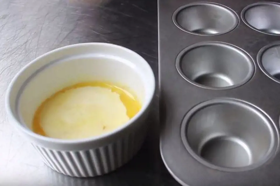 Rozpuštěným máslem vymažte každou formičku.