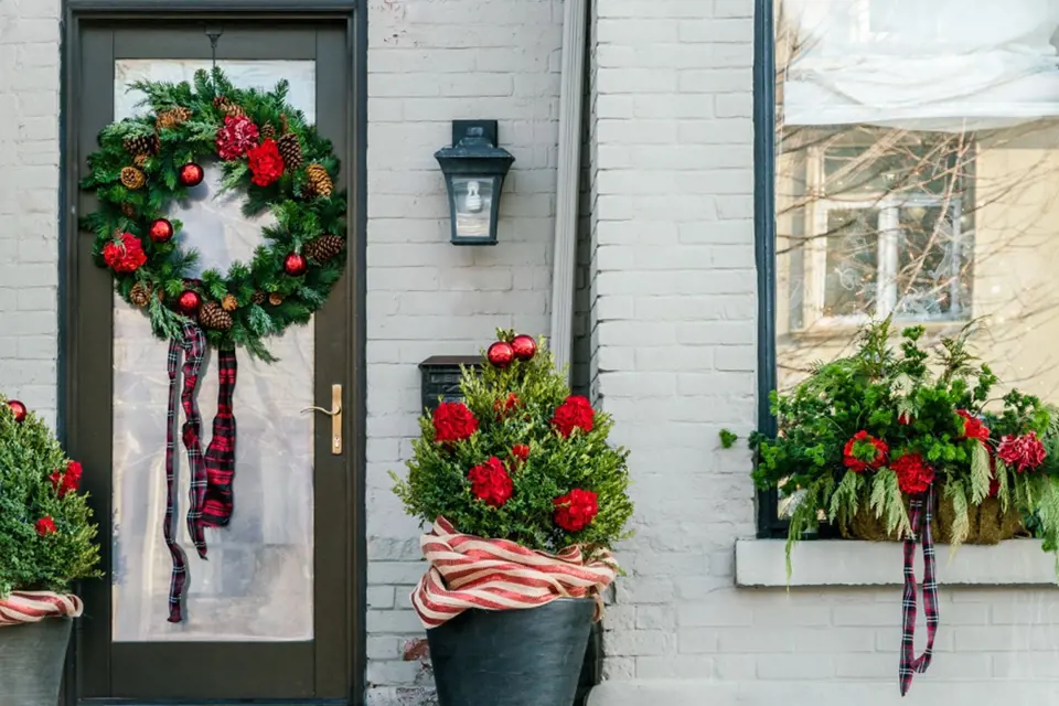 Vánočně můžeme vyzdobit i buxusy před vchodem do domu.