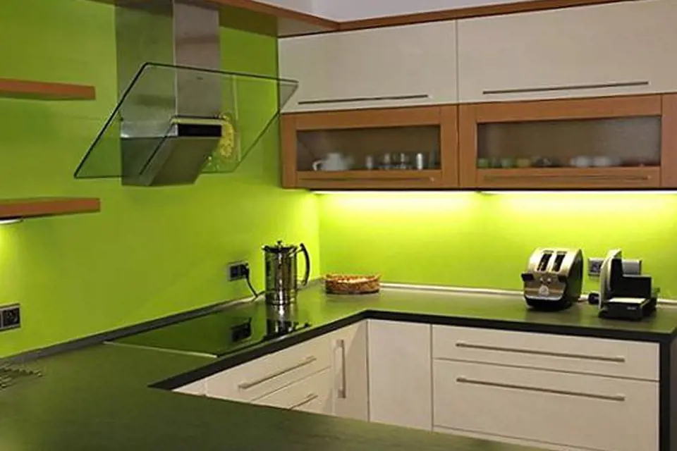 Kuchyně v šedo zelené 