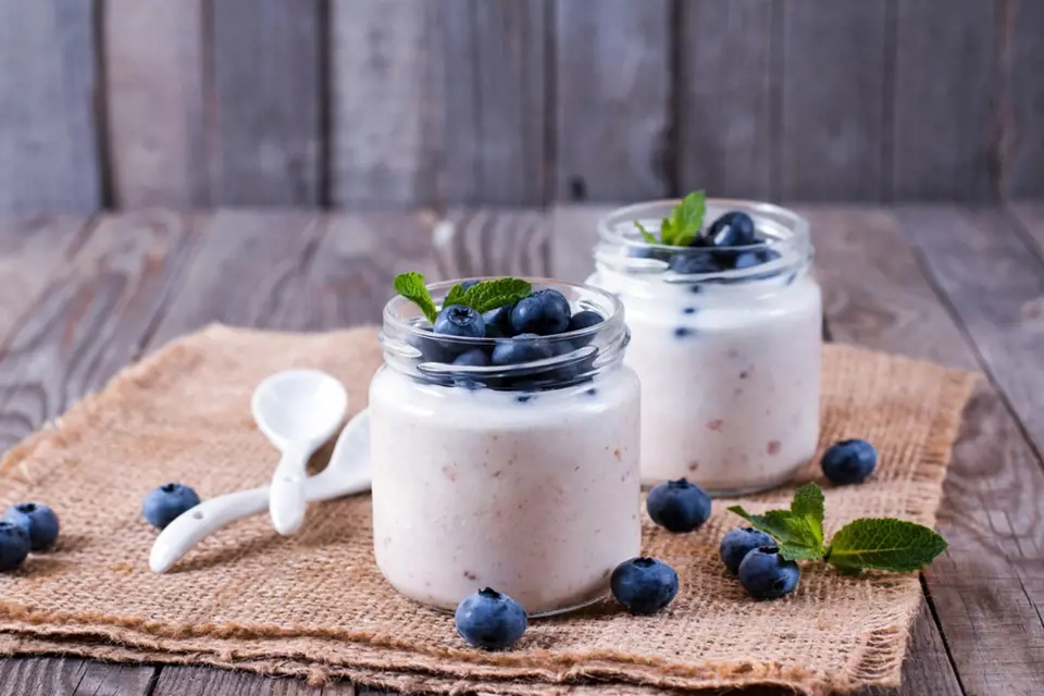 V jogurtu, acidofilním mléku, kefíru a kysaném zelí se nacházejí prospěšné živé bakterie, které posilují imunitu, podporují funkci střev, a zlepšují tím i kvalitu pokožky.