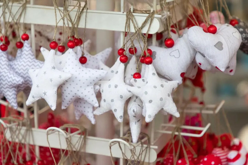 Své uplatněné jistě najdou i šité hvězdičky v typických vánočních barvách.