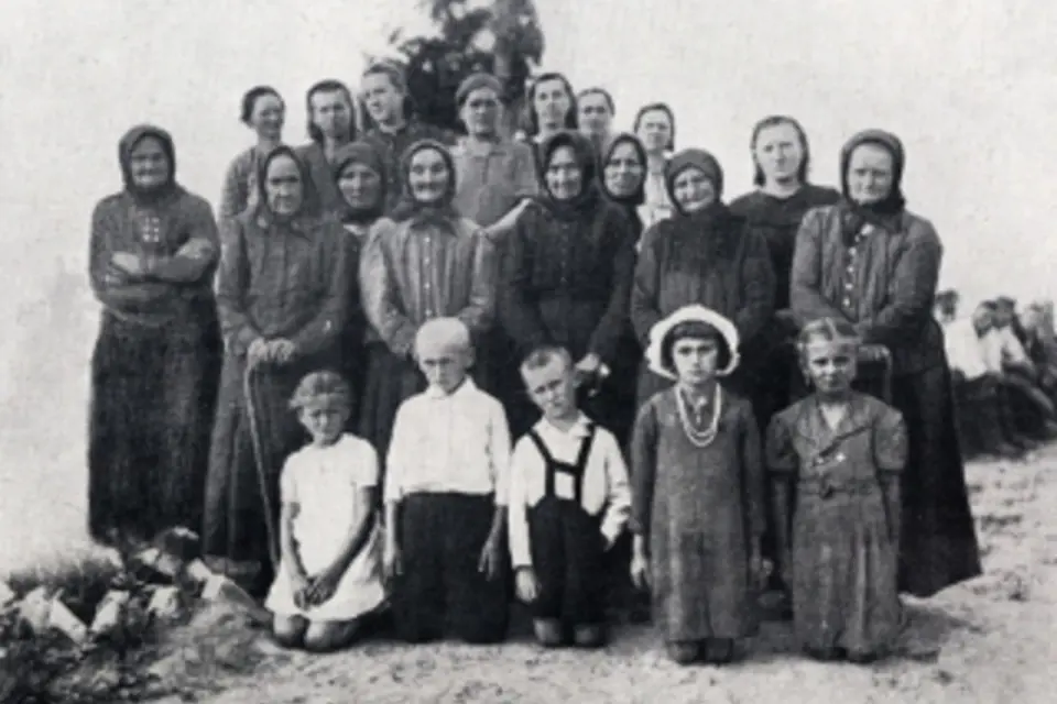 Ženy a děti, které přežily masakr v Českém Malíně. Většinu obyvatel vesnice Němci upálili nebo postříleli. Dodnes nikdo neví, proč se tak stalo