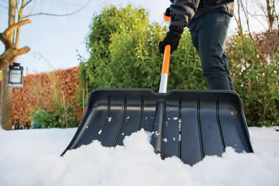 Shrnovač sněhu hrablo SnowXpert Fiskars, orientační cena 699 Kč