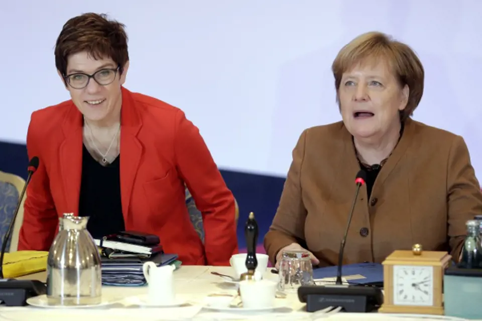  Annegret Krampová-Karrenbauerová a Angela Merkelová