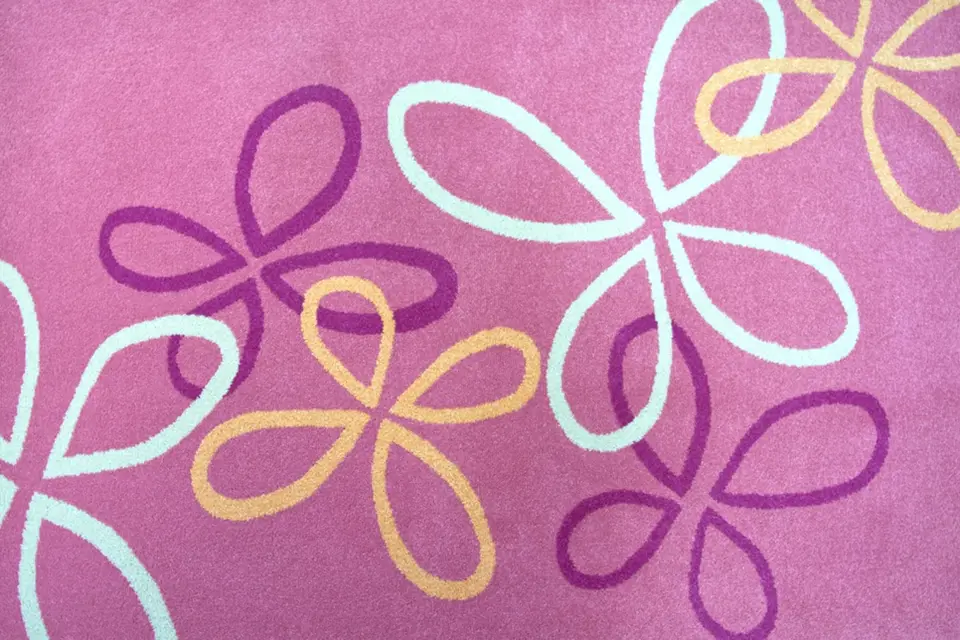 Proč nezvolit například růžový kusový koberec se stylizovaným vzorem květin.