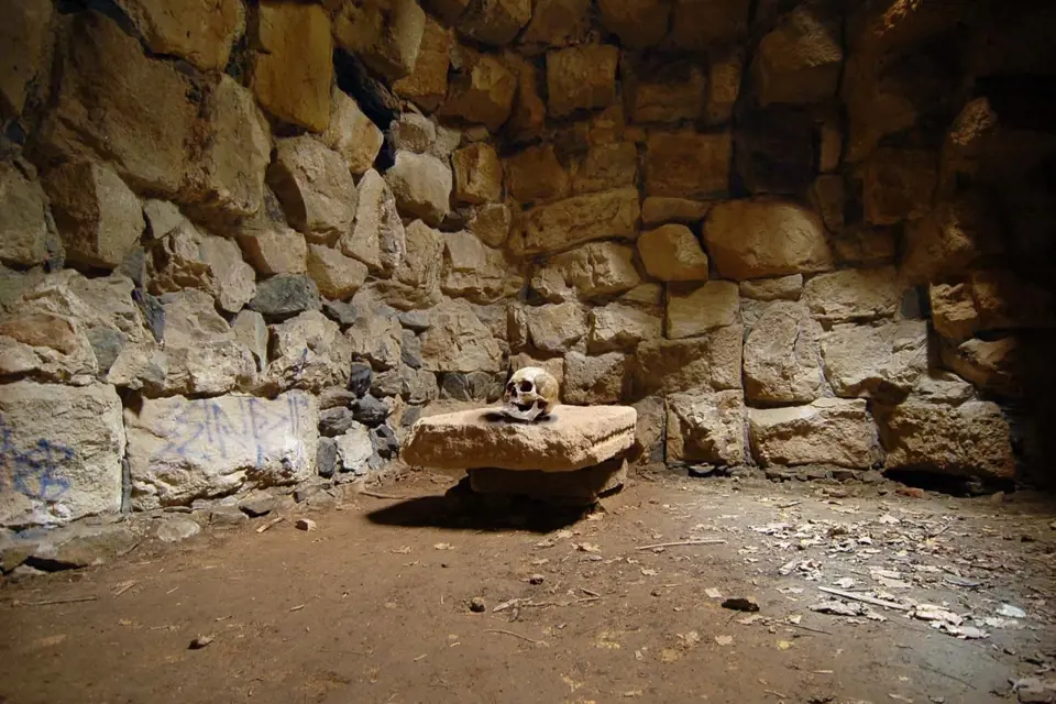 V blízkosti hradu bylo nalezeno velké množství lidských kostí.