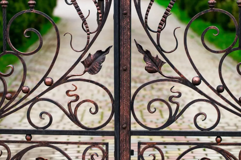 Kovaná brána je sama o sobě uměleckým dílem.