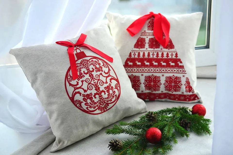 Pro různé příležitosti si můžeme pořídit vyšívané polštáře, například s vánočními motivy.