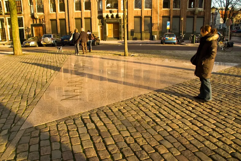 Památník homosexuálních obětí nacismu v Amsterdamu ve tvaru růžového trojúhelníku