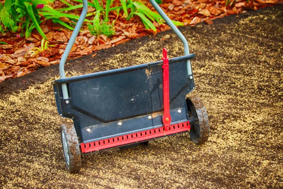 Sypací, nebo též aplikační, vozík umožní pravidelný výsev travního semene.