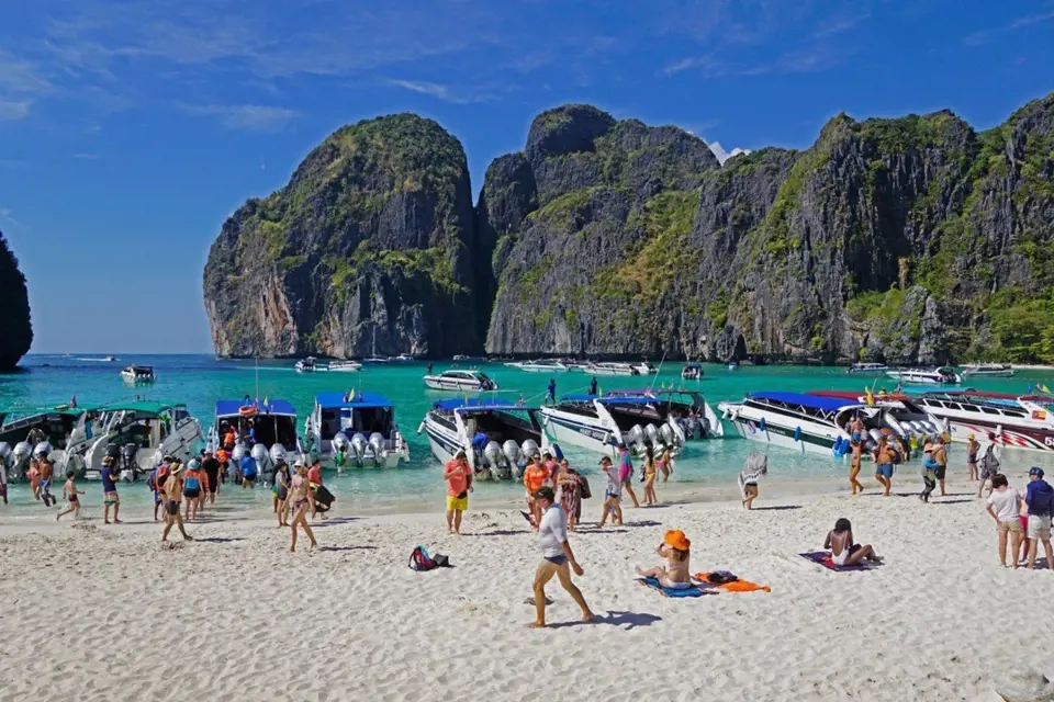Slavná pláž Maya Bay v Thajsku je celoročně přeplněná turisty