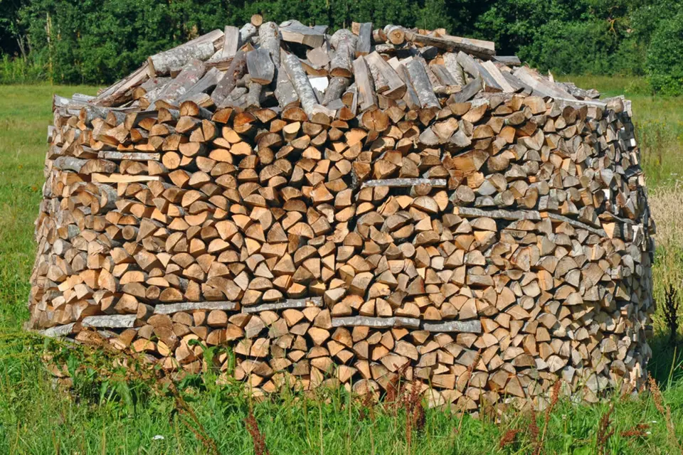 Dřevo na topení vyskládané do ježka