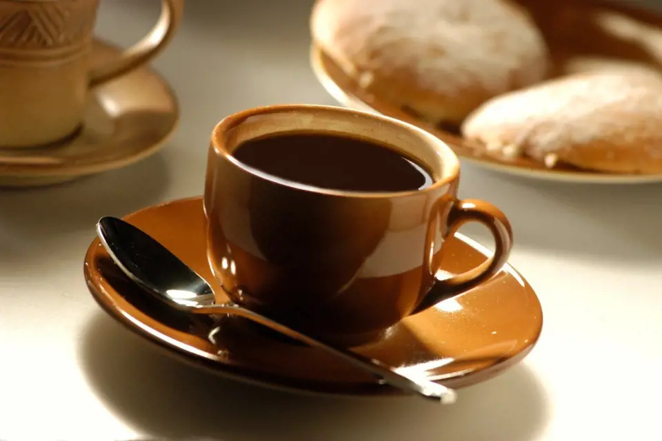Potřebujete dobít energii? Káva začíná fungovat až 20 minut po vypití. Dejte si kávu, natáhněte se na 15-20 minut a vzbudíte se plni energie.