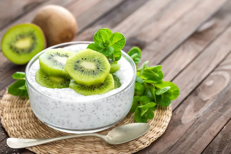 Zdravá snídaně: jogurt s kiwi a chia semínky.