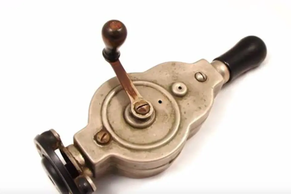 Vibrátor na ruční pohon byl vyroben v roce 1880. Kvůli jeho ceně, si jej pořizovaly spíše ženy z vyšších vrstev. 
