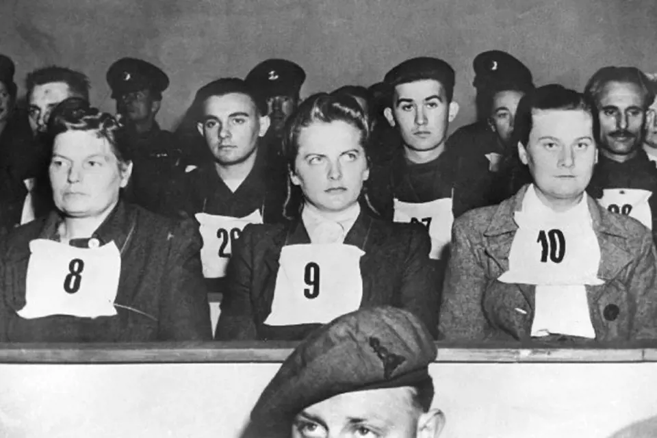 Irma Grese v průběhu procesu Bergen Belsen. Za zločiny proti lidskosti byla odsouzena k testu smrti oběšením.