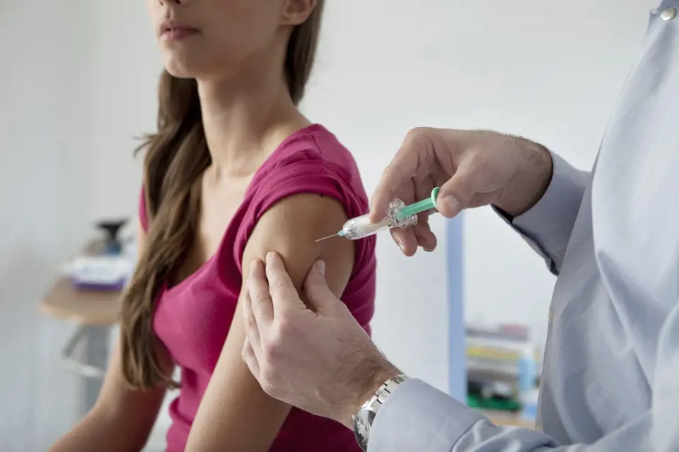 Proti klíšťové encefalitidě se můžete nechat očkovat.