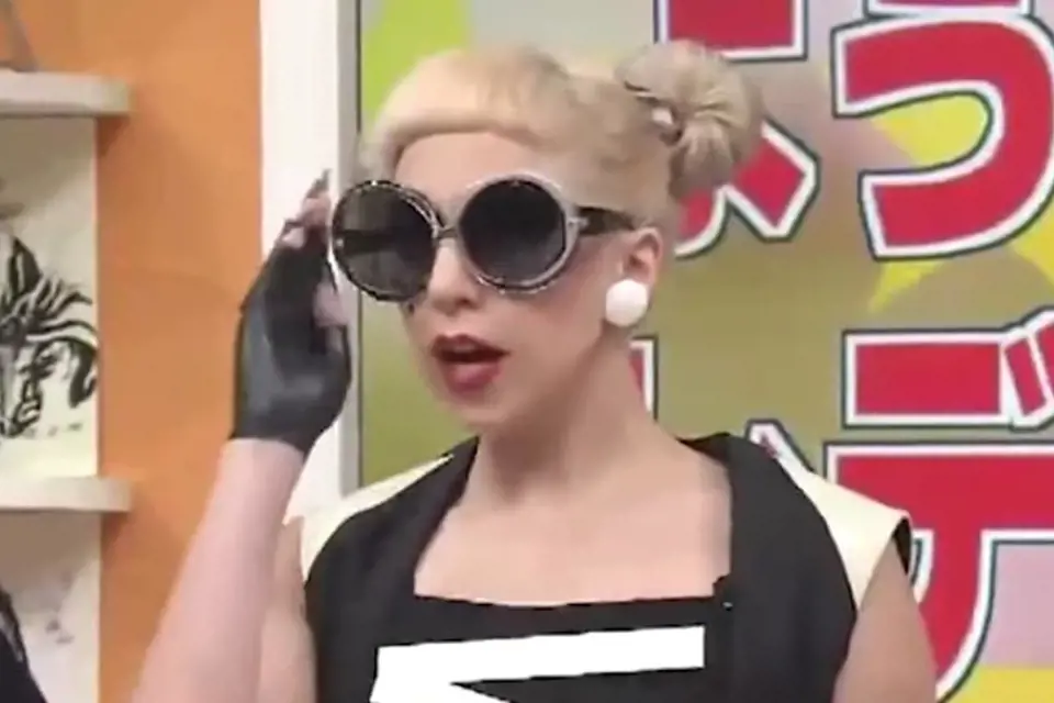 Když se Lady Gaga v roce 2011 objevila v japonské talkshow, zakrývala své líčení brýlemi.