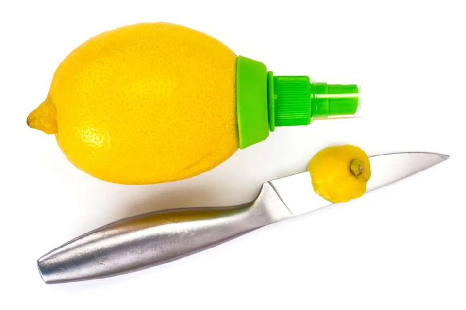 Stačí trochu seříznout špičku citronu a můžeme nasadit sprej.
