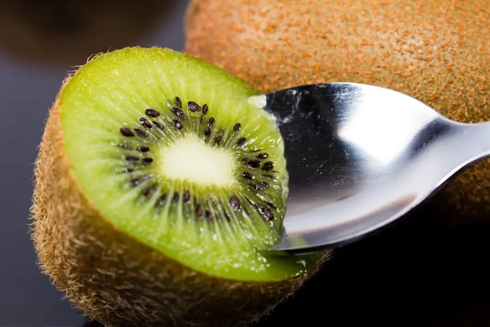 Rozkrojený plod kiwi můžeme konzumovat pomocí lžičky.