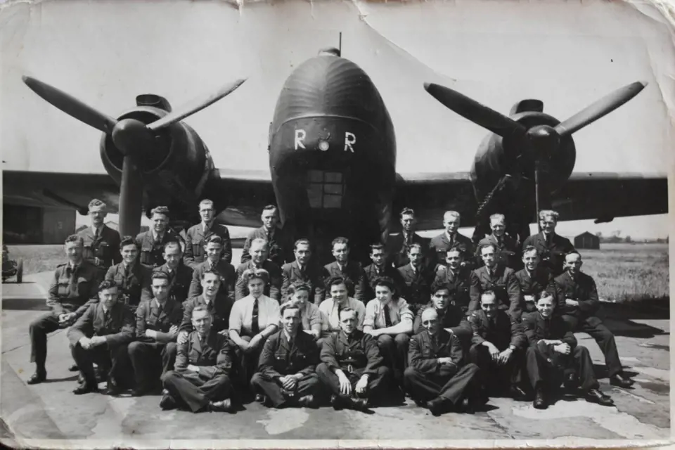 pozemní personál RAF před letadlem Wellington, MR první žena zprava