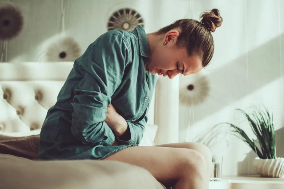 Jak bojovat s menstruačními bolestmi, když se nechcete ládovat prášky?