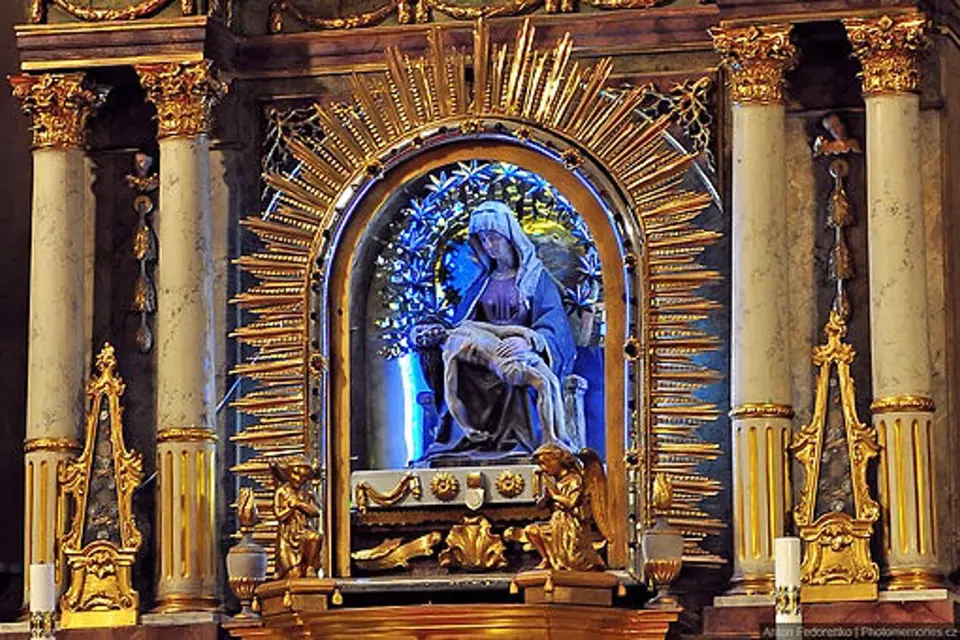 Dřevěná soška Panny Marie z roku 1500, která přežila velký požár kostela sv. Jakuba Většího
