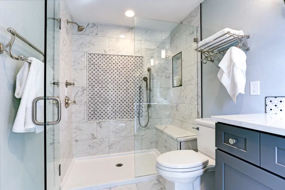 Využívání sprchy místo koupele ve vaně se zcela jistě vyplatí.