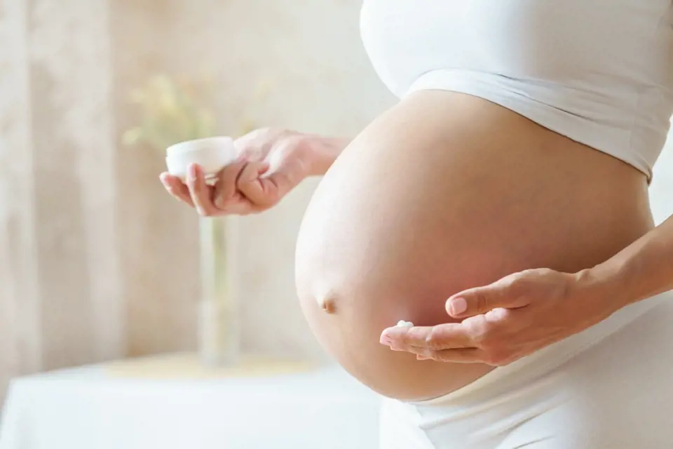 V těhotenství je dostatečná hydratace pokožky velmi důležitá, napíná se a namáhá. Strie jsou v pozoru.
