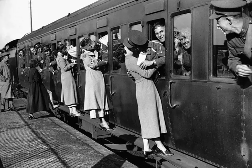 12. Vojáci odjíždějící do Egypta se vyklánějí z oken, aby se rozloučili a naposledy políbili své milované, 1935