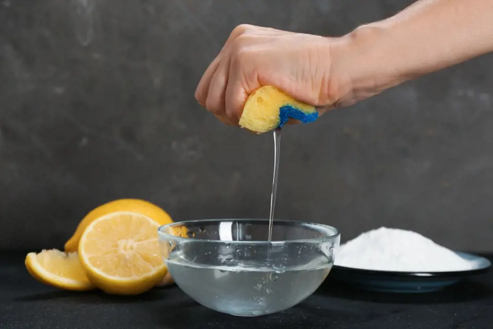 Jedlá soda a šťáva z citronu jsou pro bělení nejlepší.