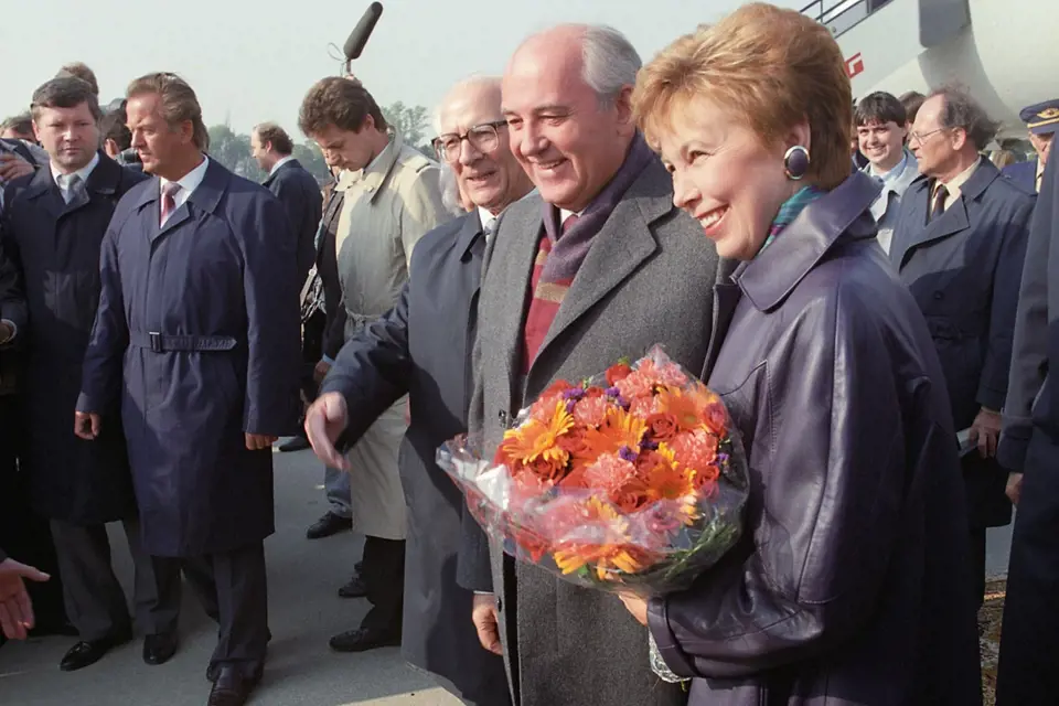 Raisa Gorbačovová s manželem Michailem při návštěvě Německa